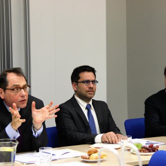 Návštěva francouzského velvyslance Rolanda Galharagua na CEITEC VUT